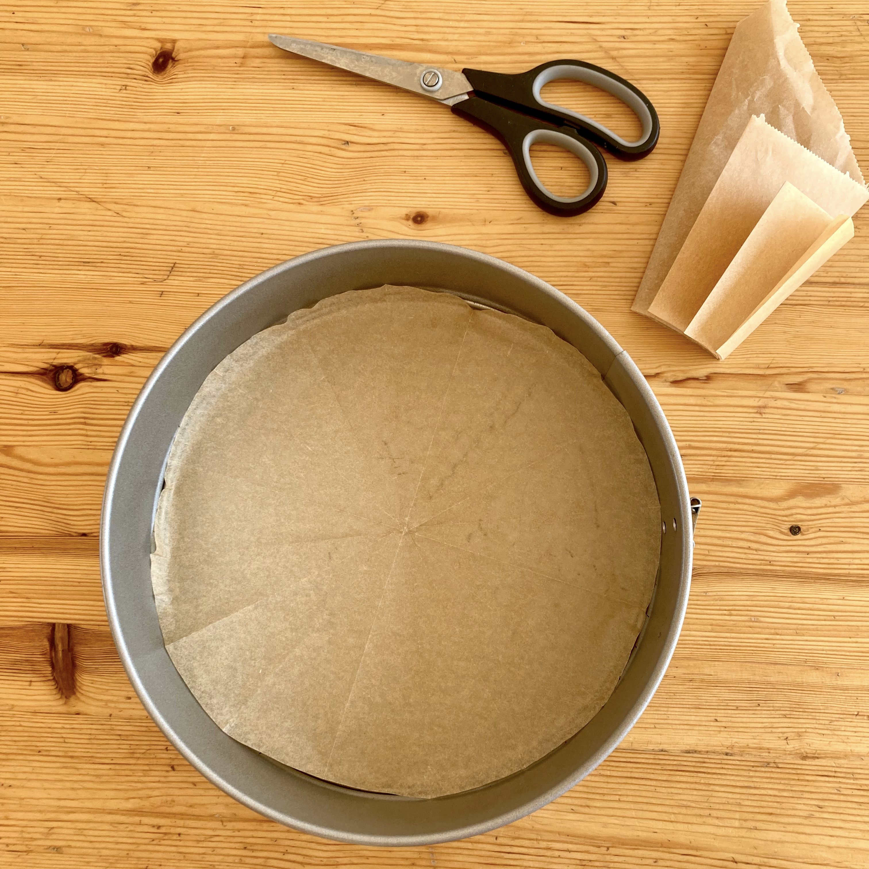 Quick Tip: How to Easily Line a Round Cake Tin with Baking Paper
