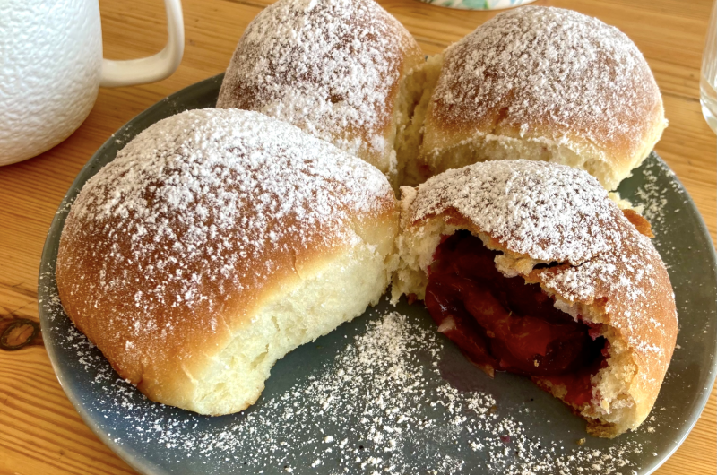 Zwetschgenbuchteln (Yeast Buns with Plums)